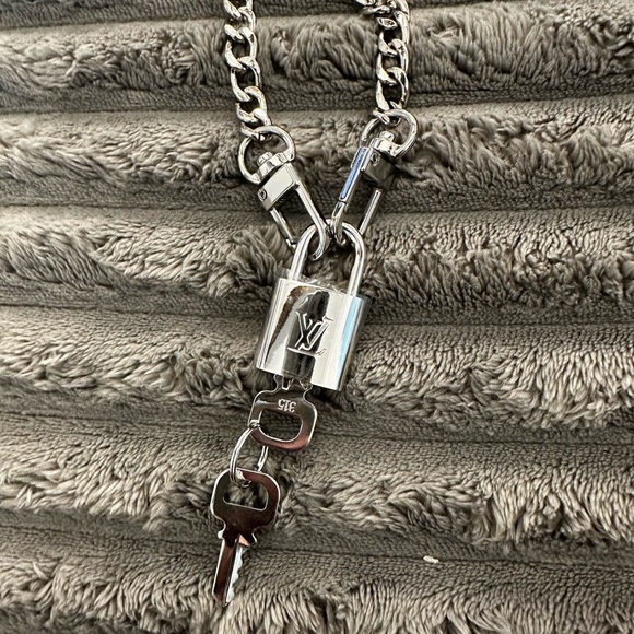 RARE silver Louis Vuitton lock and 2 keys - Picture 6 of 6